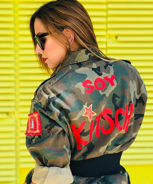 Chaqueta militar reciclada y customizada con estilo Kitsch.