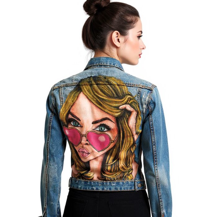 Chaqueta vaquera pintada a mano con diseño de revista