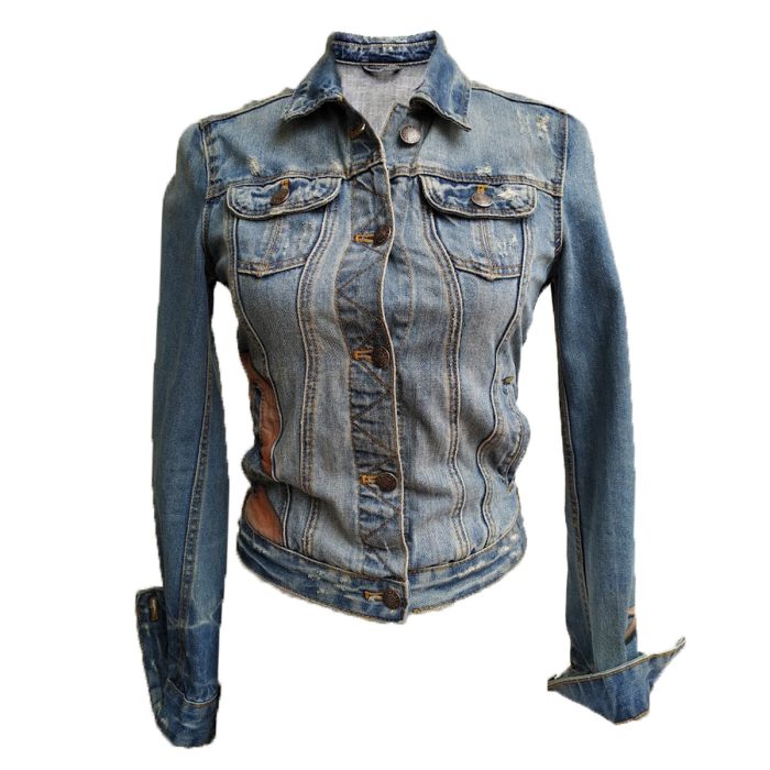 Chaqueta vaquera pintada a mano con diseño de revista
