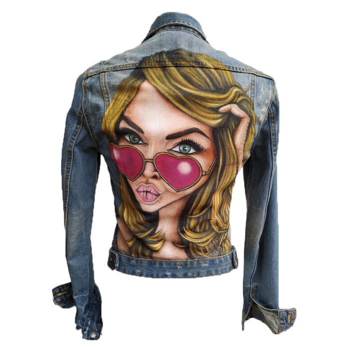 Chaqueta vaquera pintada a mano con diseño de revista