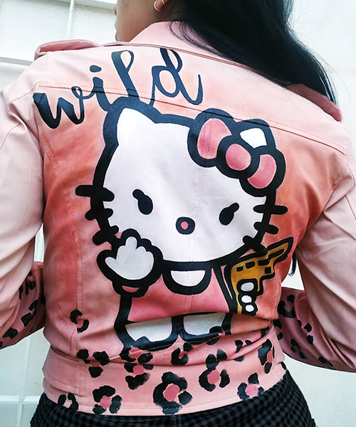 Chaqueta de piel pintada a mano con diseño de Kitty.