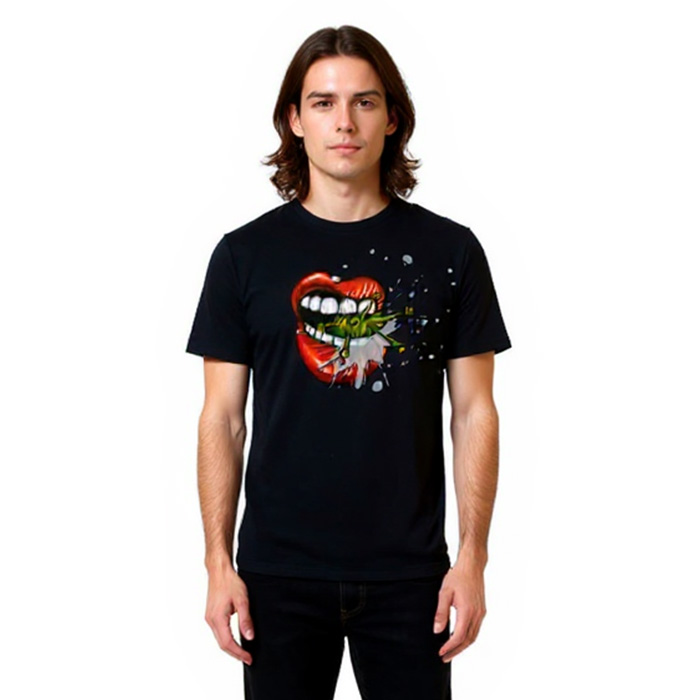 Camiseta negra con diseño de bocado.