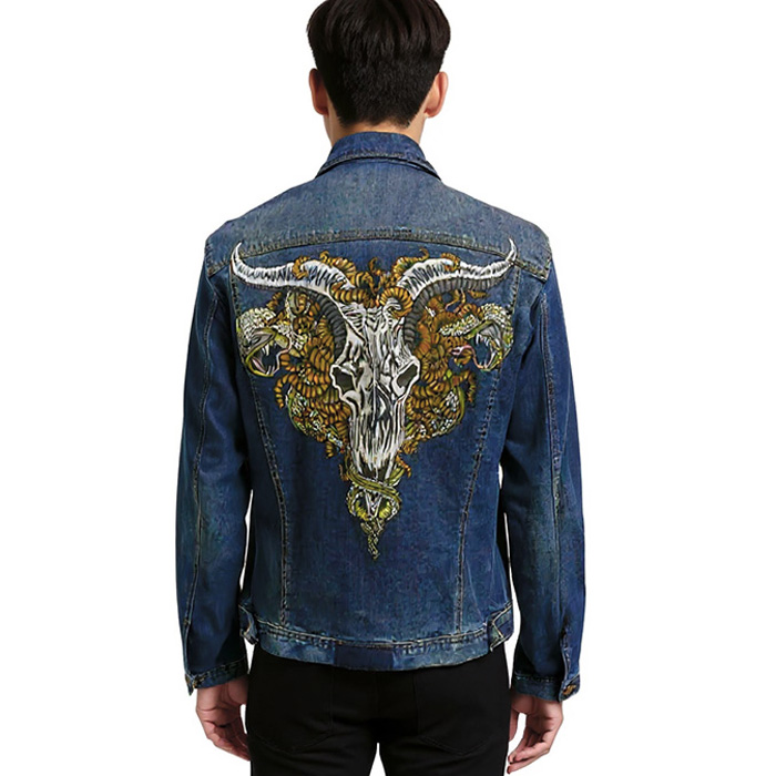 Chaqueta vaquera pintada a mano con diseño tatuaje