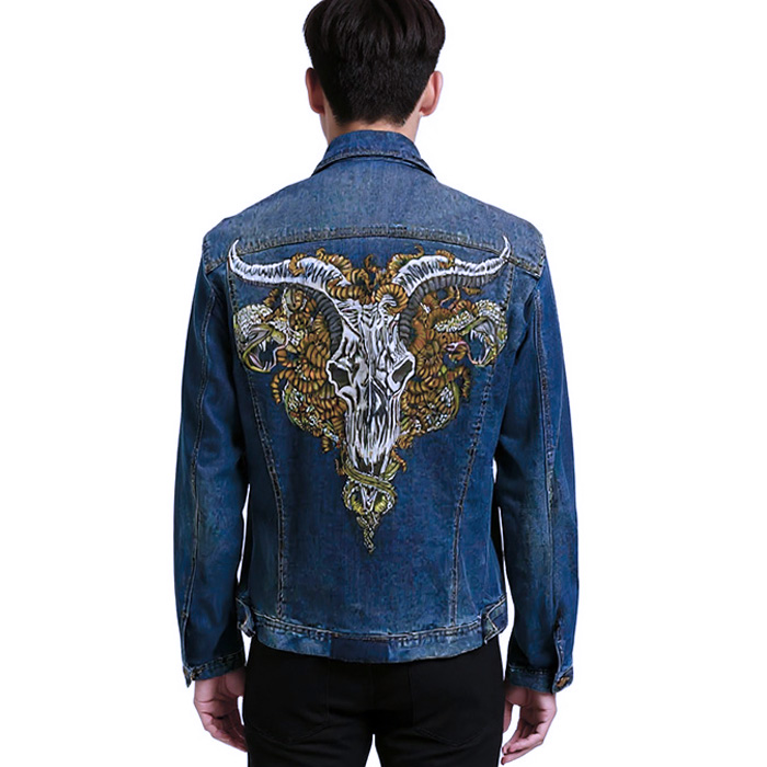 Chaqueta vaquera pintada a mano con diseño tatuaje.