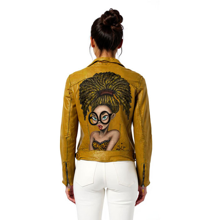 Chaqueta de piel mostaza con diseño sorprendente.