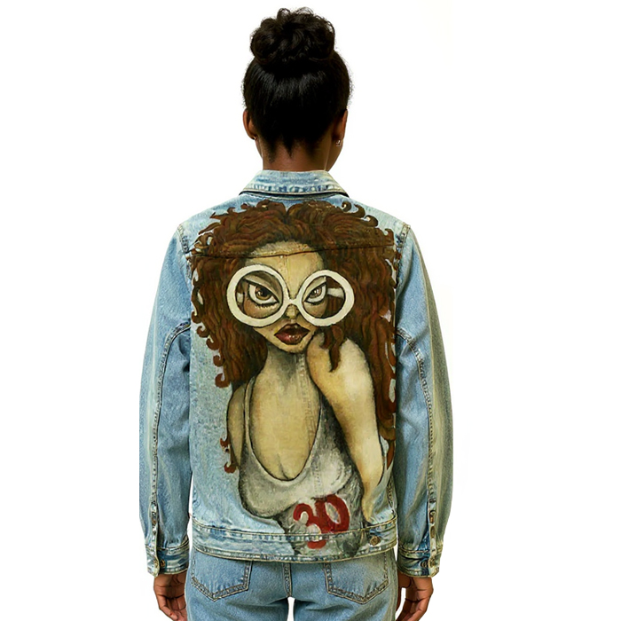 Chaqueta vaquera pintada a mano con mujer gafuda.