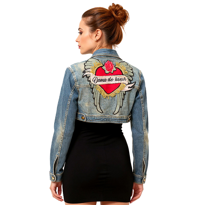 Chaqueta vaquera crop con parche de dama de honor.