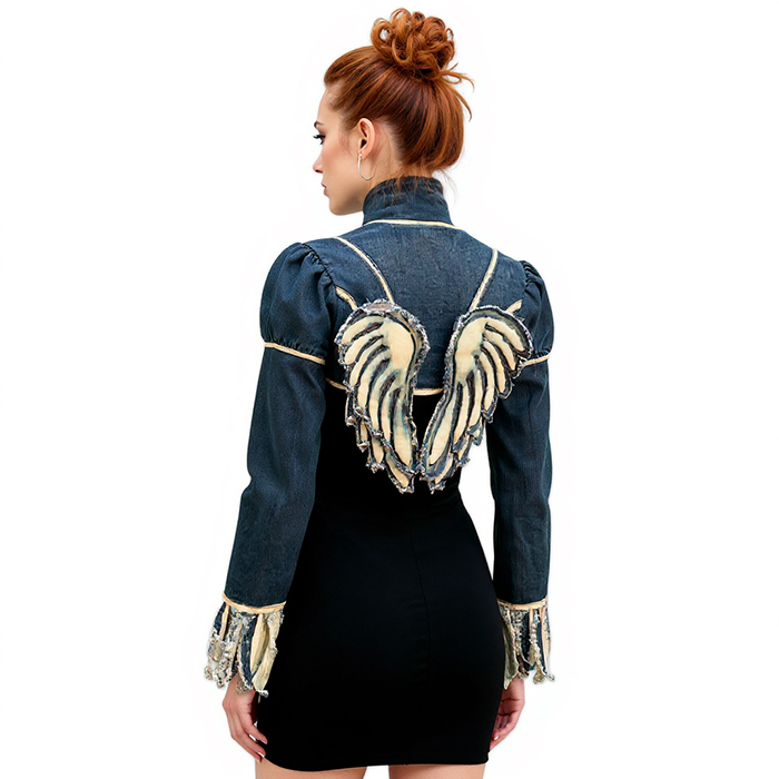 Chaqueta vaquera crop con diseño de alas.