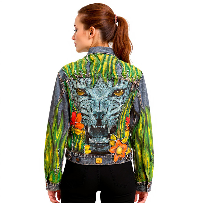 Chaqueta vaquera reciclada y pintada a mano salvajemente