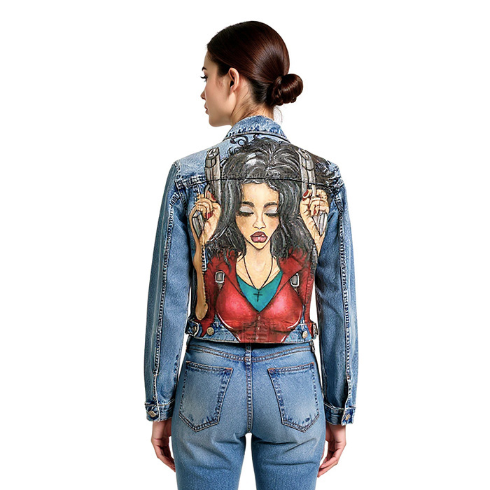 Chaqueta vaquera pintada a mano con diseño de armas de mujer