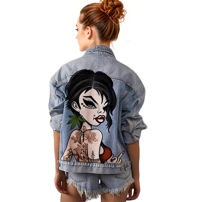 Chaqueta vaquera pintada a mano con diseño de mujer venenosa.