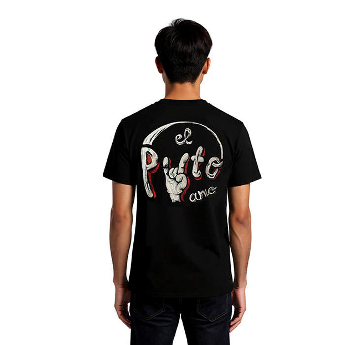 Camiseta negra con diseño pintado a mano.