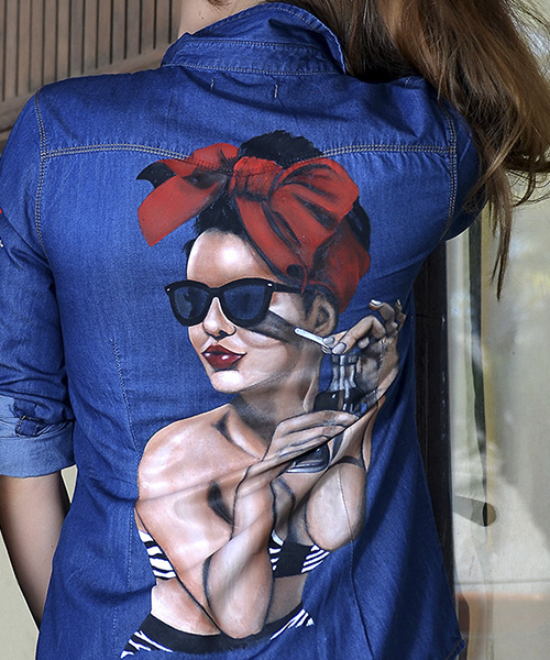 Camisa vaquera pintada a mano con chica pin up.
