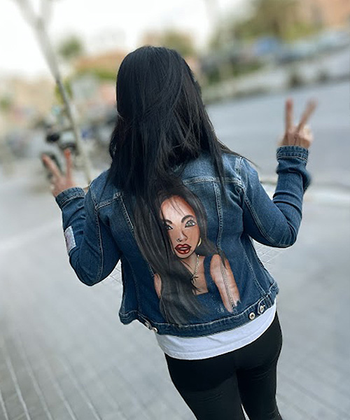 Chaqueta vaquera pintada a mano con diseño de Lorein.