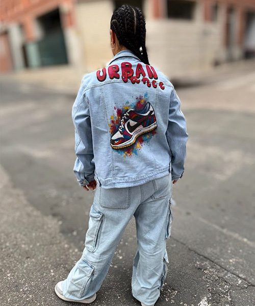 Chaqueta vaquera reciclada con zapatilla Nike.