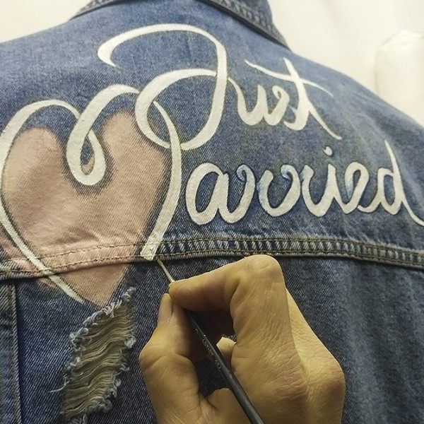 Pintando chaqueta vaquera personalizada para boda.