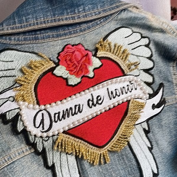 Corazón bordado y customizado para chaqueta de boda.