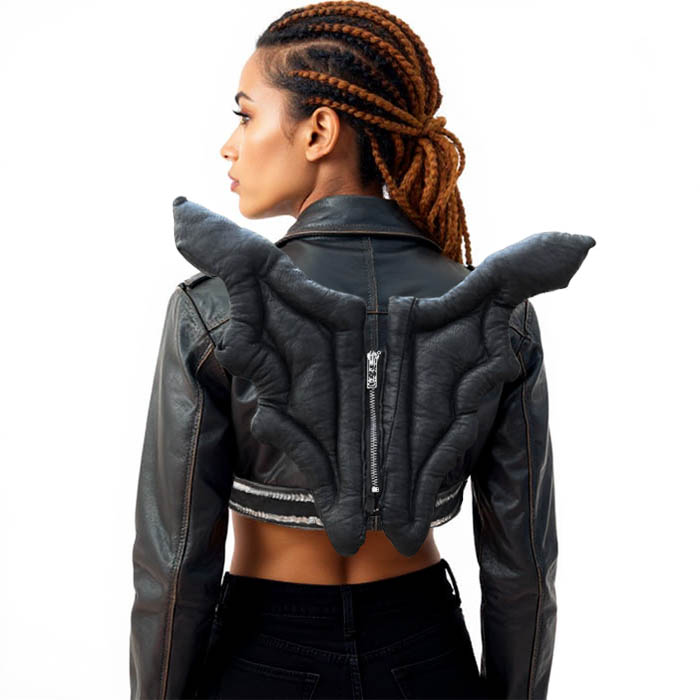 Chaqueta de piel personalizada con alas de murciélago.