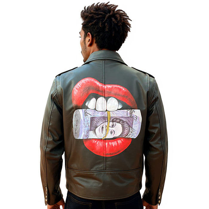 Chaqueta de piel pintada a mano con diseño de labios con dinero entre los dientes.