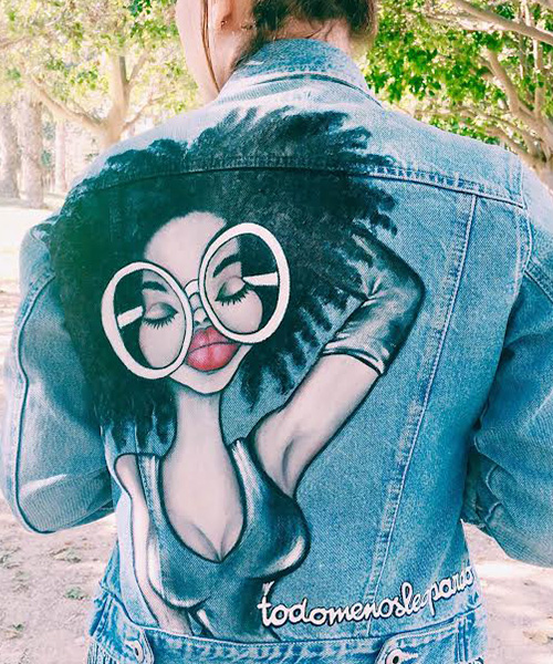 Chaqueta vaquera personalizada cpn chica afroamericana.