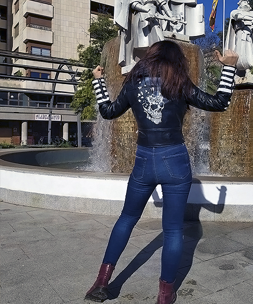 Chaqueta de piel personalizada con diseño de calavera.
