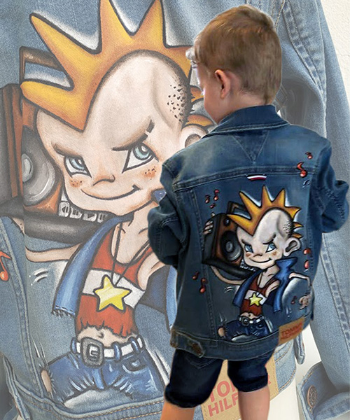 Chaqueta vaquera personalizada con diseño punky.