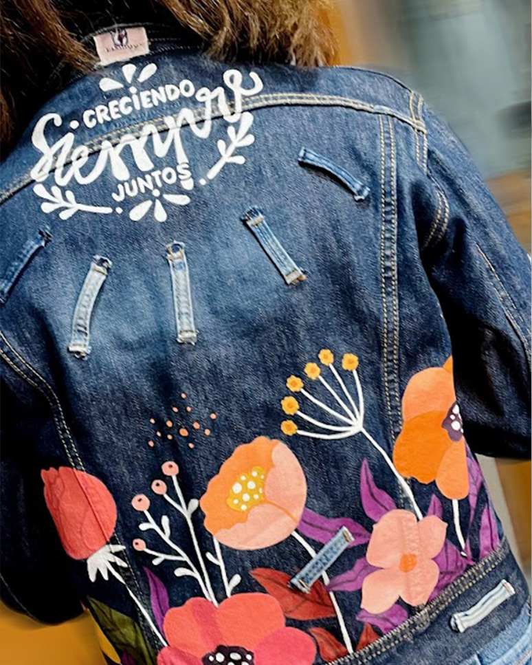 Chaqueta vaquera personalizada con diseño de flores.