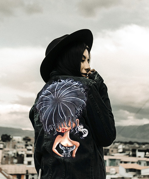 Chaqueta vaquera personalizada con diseño afro.