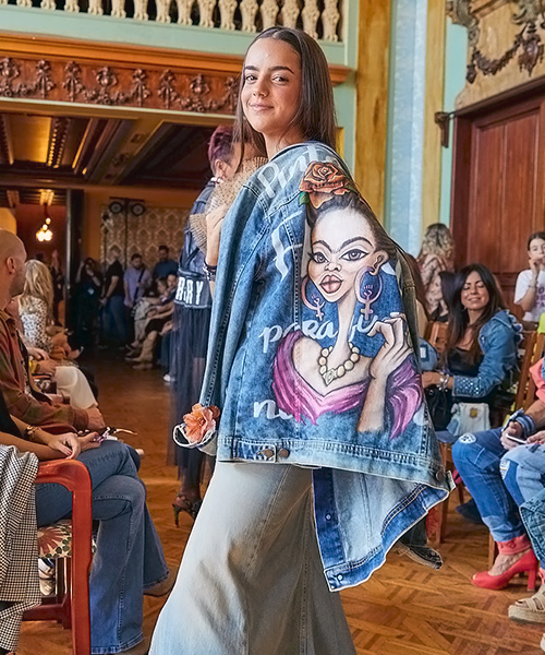 Chaqueta vaquera personalizada con diseño de Frida Kahlo.