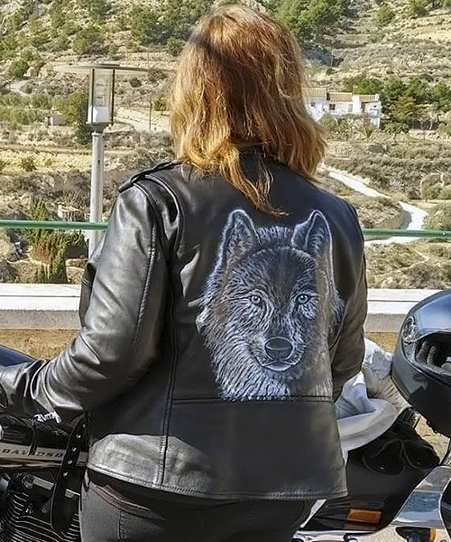 Chaqueta de piel personalizada con diseño de lobo.