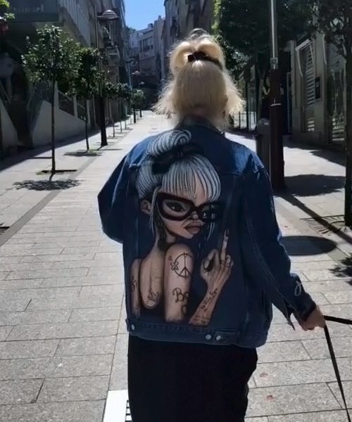 Chaqueta vaquera personalizada con imagen de la clienta.