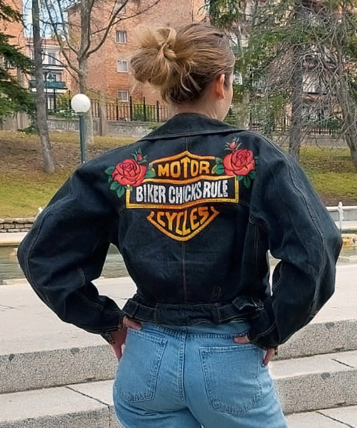 Chaqueta vaquera personalizada con diseño de motera.