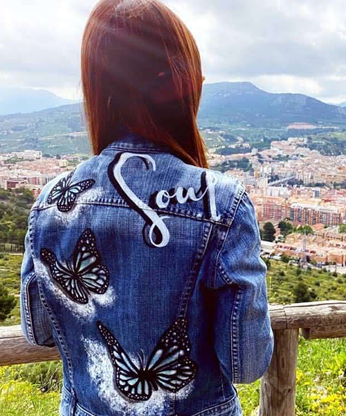 Chaqueta vaquera personalizada con diseño de mariposas.