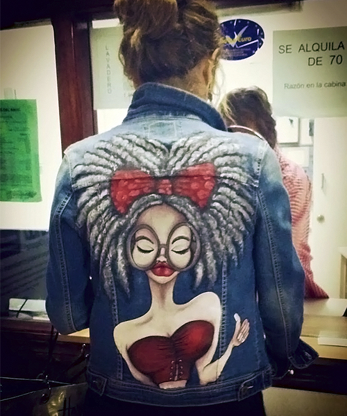 Chaqueta vaquera personalizada con diseño de chica rastafari.