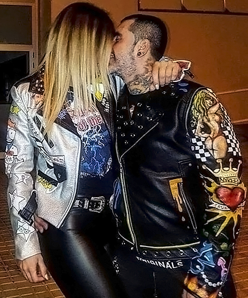 Chaqueta de piel personalizada con diseño de tatuajes.